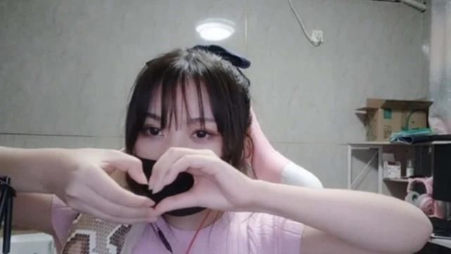 小团团粉丝突破2000万,为庆祝再次露脸跳舞,看到这一幕,网友沸腾!