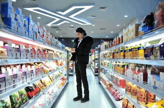 越南美女来中国旅游，在街上看到无人超市，随口一句话路人听懵了