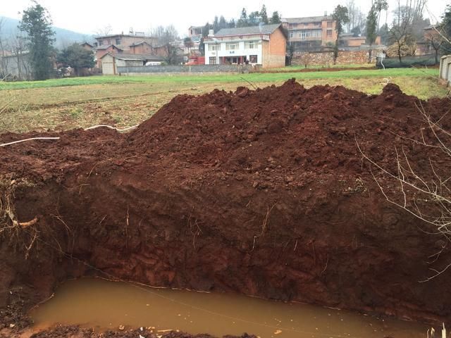 小伙100多万老家建别墅 挖地基挖出个大水坑