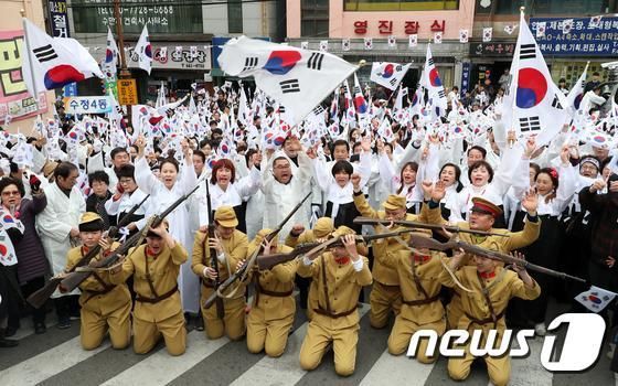 韩国民众纪念独立运动 大妈痛打“鬼子”到下跪