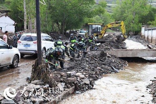 定西市组织七县区民兵奔赴岷县救灾