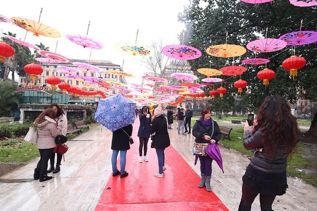 欧洲大城市年味儿不输中国 歪果仁过春节超认真