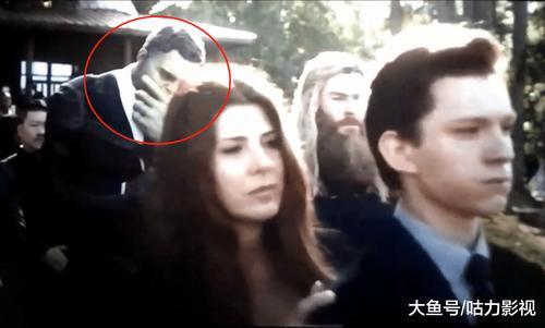 复联4钢铁侠葬礼:梅姨安慰帕克,浩克掩面而泣
