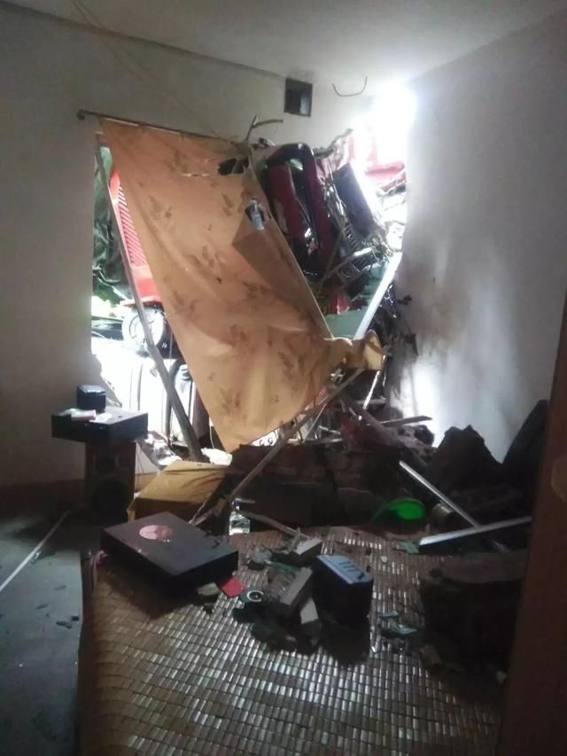 什么情况?重型车午夜撞河源民屋!最后是房主被