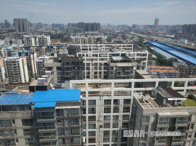 长沙一小区楼顶违建顶棚飞落砸损私家车 肇事