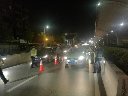 交警、交通联合执法,酒驾黑车一起查