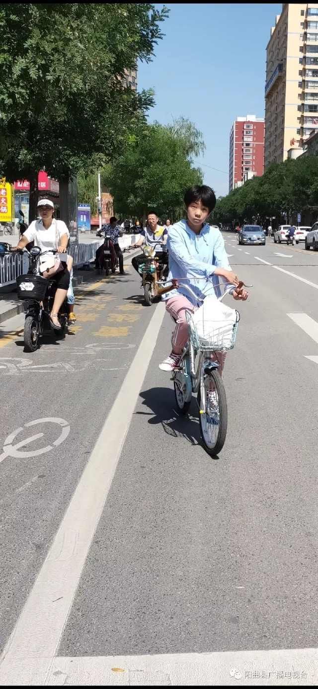 不按规定车道行驶