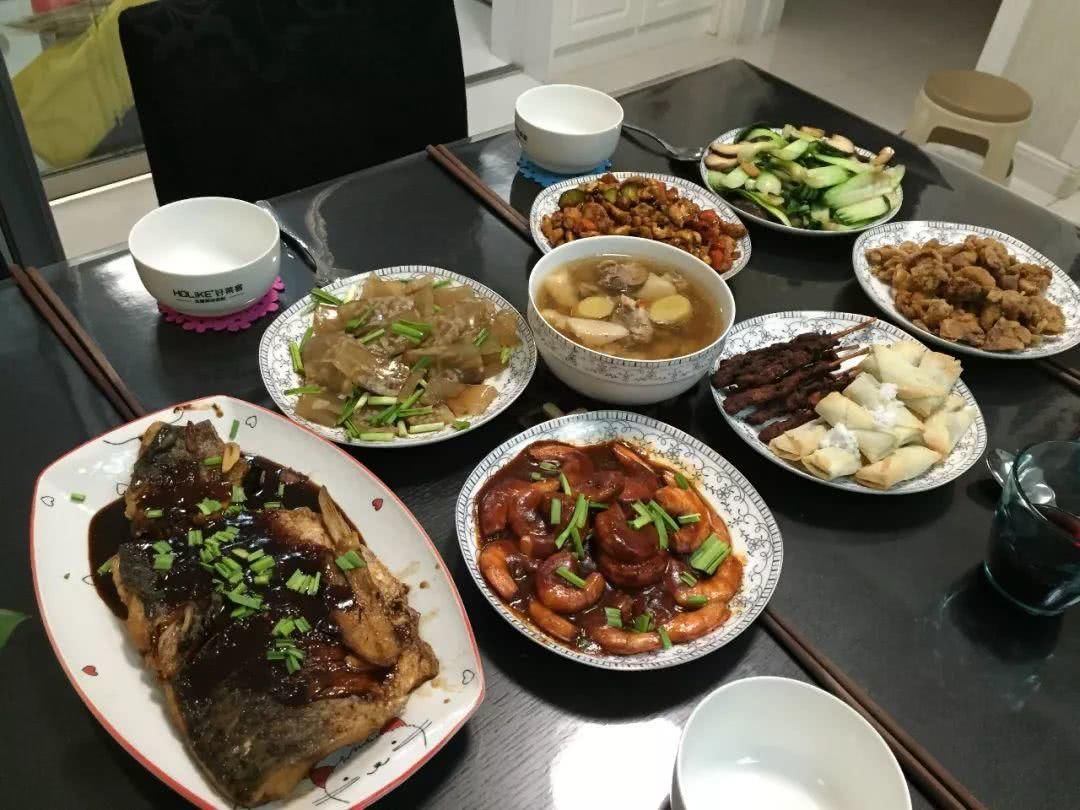 我们收集了各地盆友的年夜饭照片，这就是舌尖上的除夕！