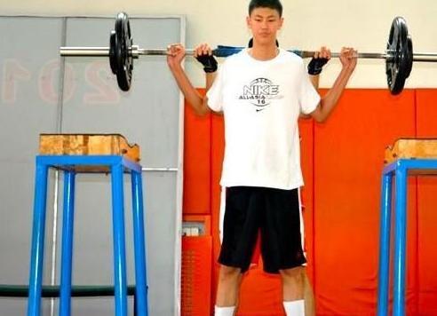 男篮教练李楠儿子曝光!16岁身高211cm,天赋惊