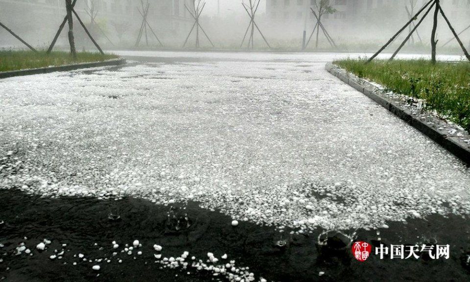 辽宁辽阳降直径23毫米冰雹 地面被冰雹覆盖