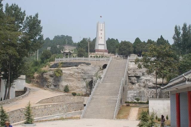 刘伯承元帅墓为什不在八宝山，而在将军岭第一个129台阶处？
