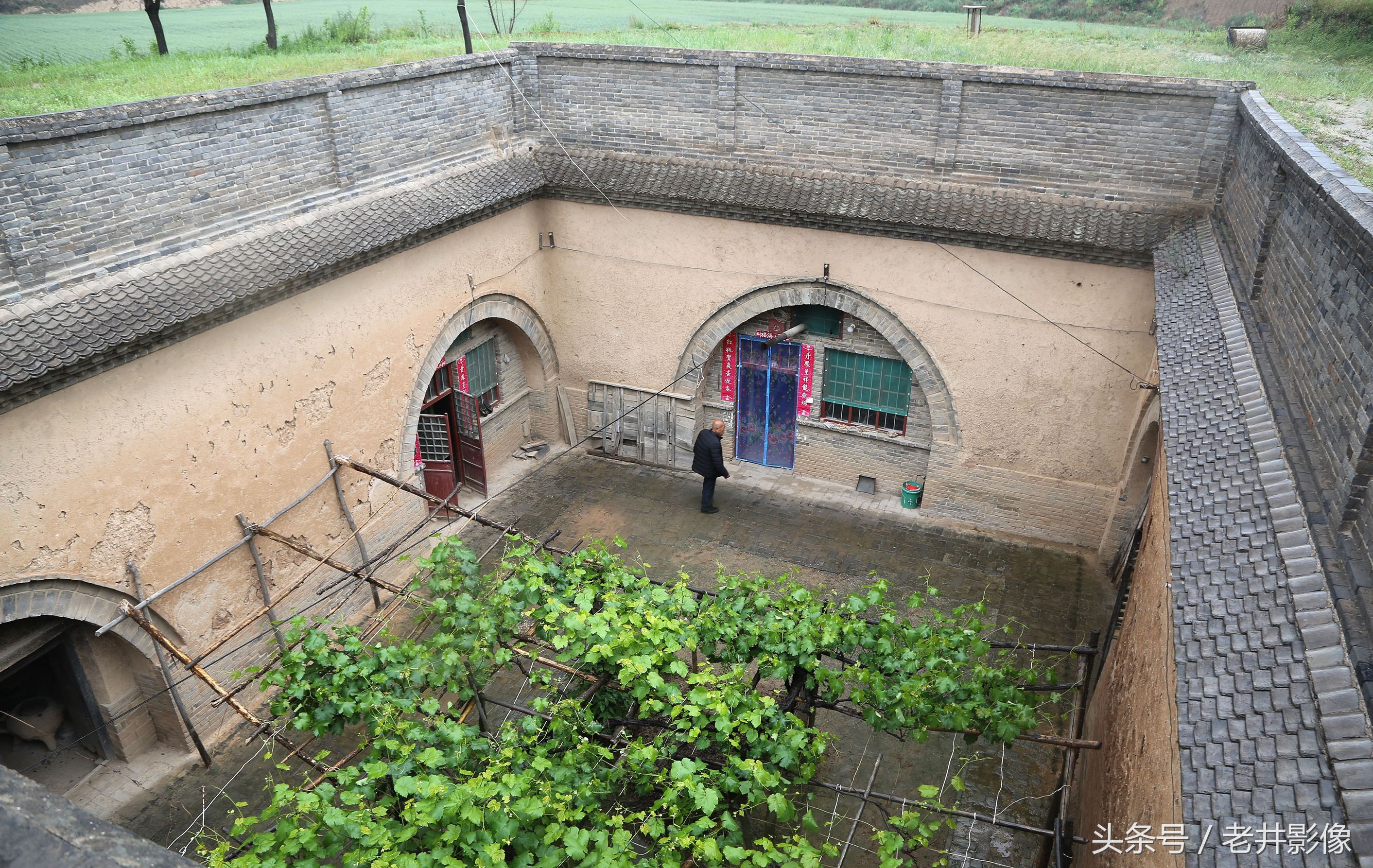 山西农村76岁老人冒雨带你探秘4000年地坑院，如何排水通风排烟