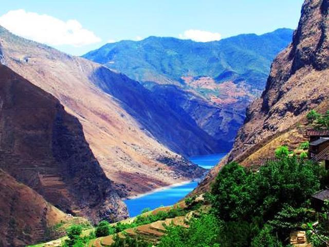 中国最奇特的石头城，108户村民共居完整岩石上！