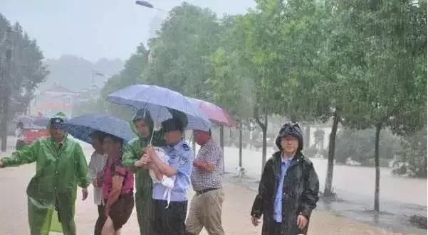 预报的雨下起来了！暴雨就要来了！你这么漂亮，可别被淋到啊