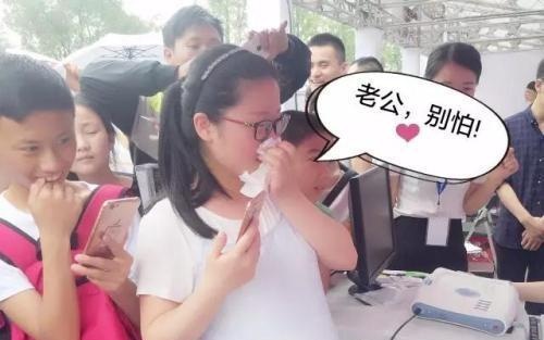 表情v表情拥抱表情,男子憋成乌鸡!起身分娩妻脸色搞笑疼痛图片