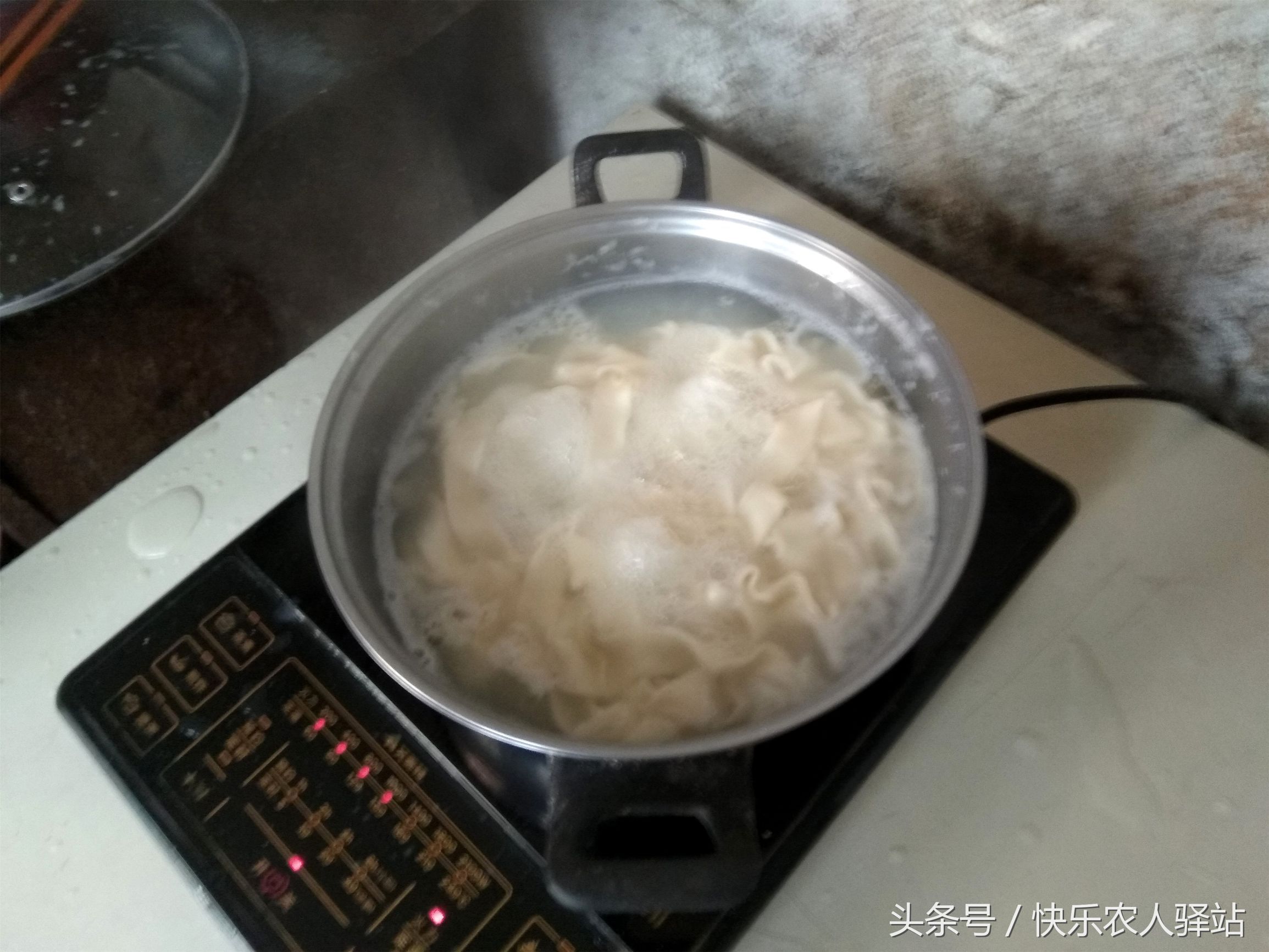 带女友回农村老家，94岁的婆婆做了两锅饭，让人鼻酸