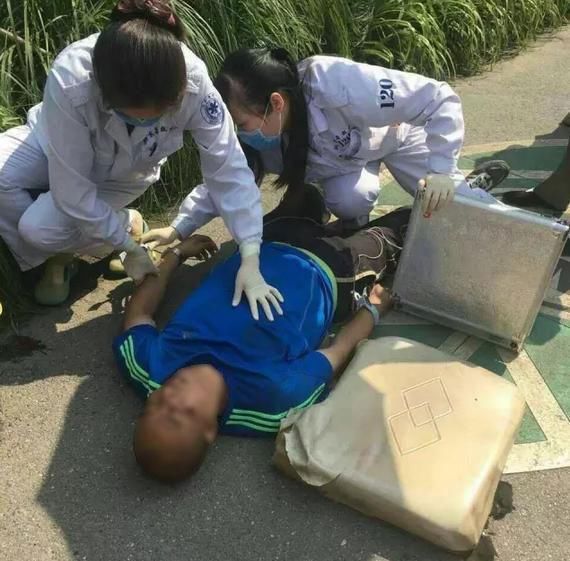 男子晨练跑步，摔一跤猝死，医生：2个习惯害了他！可能你也在做