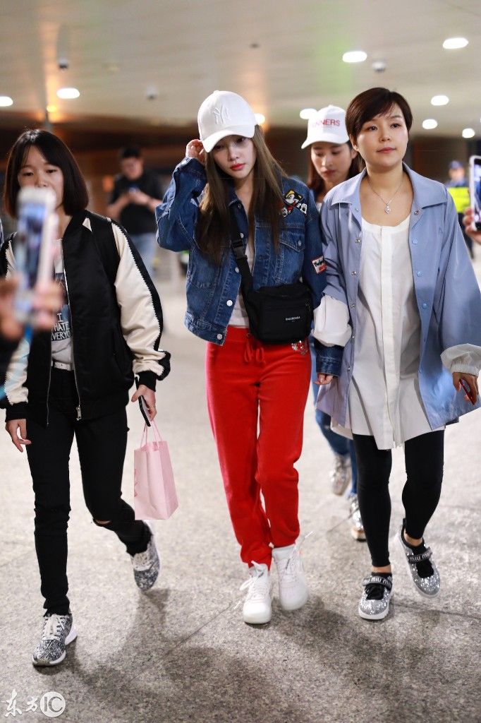 李小璐穿牛仔衣搭配红色运动裤现身机场,烈焰