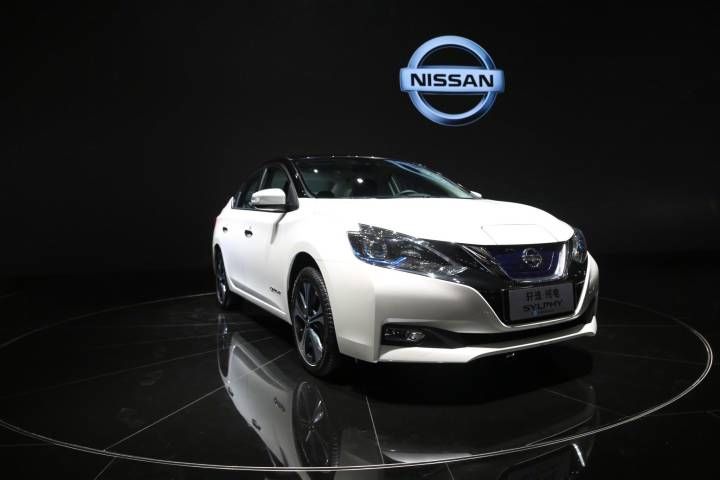 高性能车燃擎来袭,全新奥迪RS4Avant,2018北京国际车展中国首发。搭载的2.9TFSI发动机功率输出达331千瓦,峰值扭矩达600牛米;匹配8速自动变速箱,0-100km/h加速时间仅为4.1秒。 作为AudiSport家族车型的代表,全新奥迪RS4Avant,增加了大量的运动风格套件,前保险杠两侧的进气口尺寸更大,前格栅采用了RS车型标志性的亮黑色蜂巢格栅,搭配锐利的全LED大灯等,预售价为91万元。 TNGA丰巢概念首款SUV--广汽丰田C-HR,该车型以开发前所未有的跨界车型为