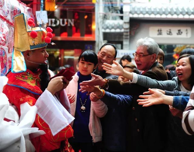 网友又吵起来!看到北方人收红包的姿势，南方人表示不理解!