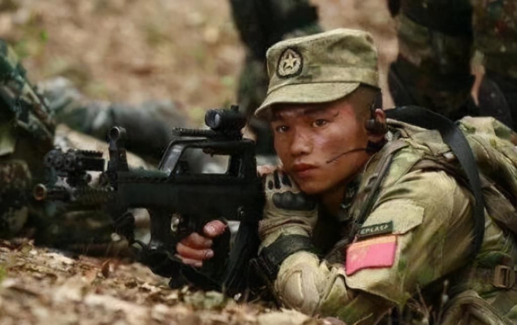 《战狼》庄小龙:吴京部队的班长,曾代表中国参加特种兵猎人集训