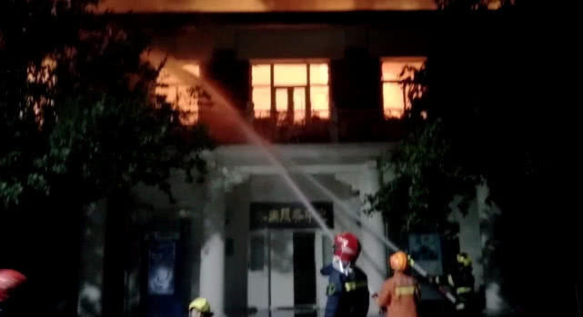 天津一学校发生火情 现场火光冲天