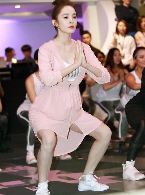 古力娜扎身穿粉色连衣裙做扎马步,性感迷人的