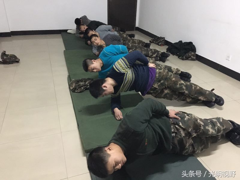 江苏消防英雄谢勇生前照,年仅21岁,与战友解救