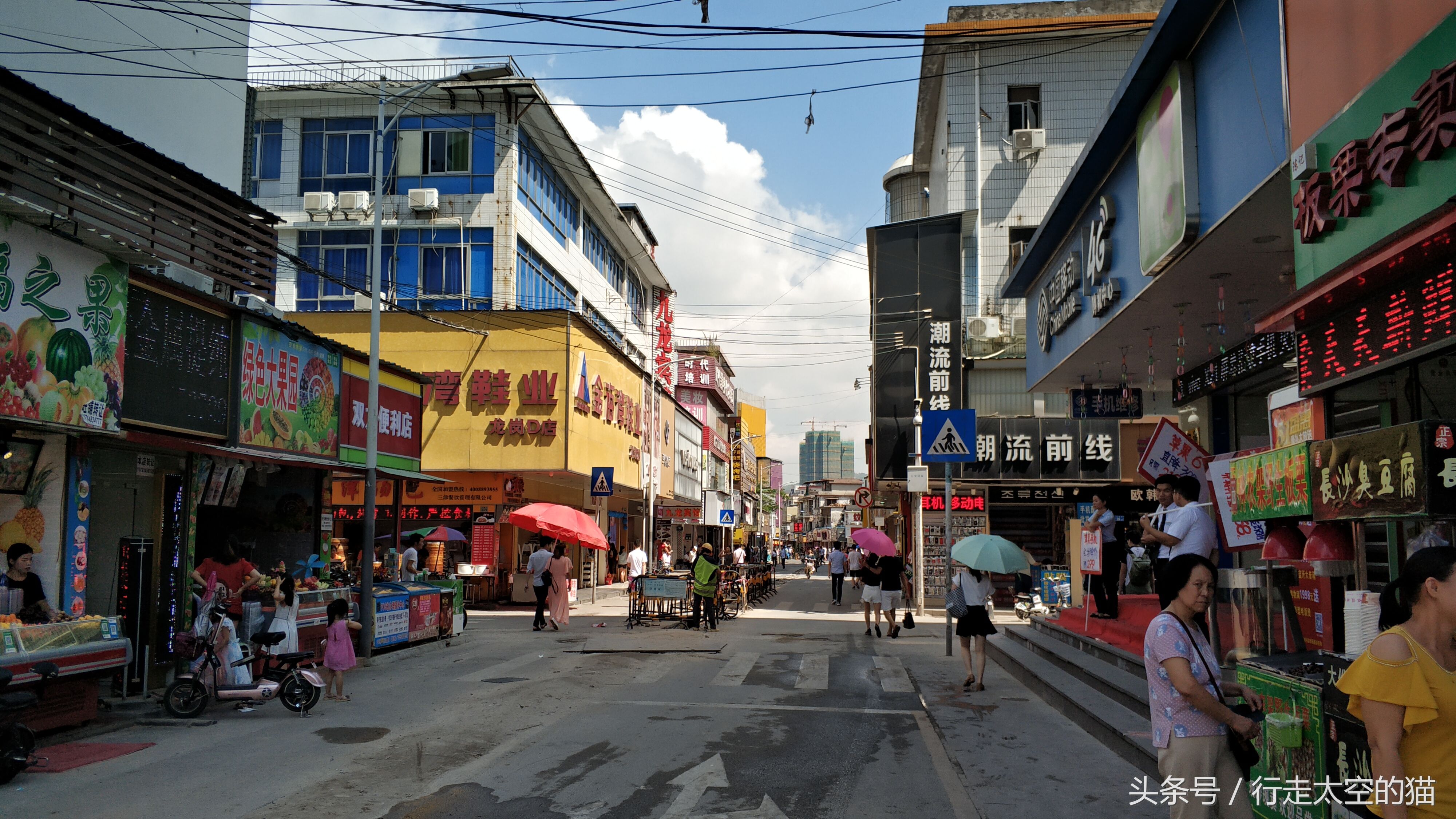 深圳双龙地铁站，数以万计的打工者从这里涌入到深圳的大小街道中