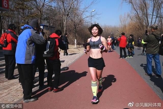 北京奥森公园“光猪跑”，哪位美女将成为奥森公园的焦点