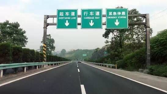 为什么很多车在高速上喜欢走中间道路？是因为安全吗？