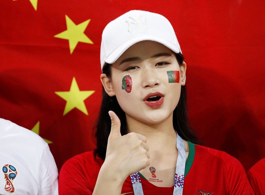 世界杯上的中国球迷,甜美小姐姐点燃观赛激情