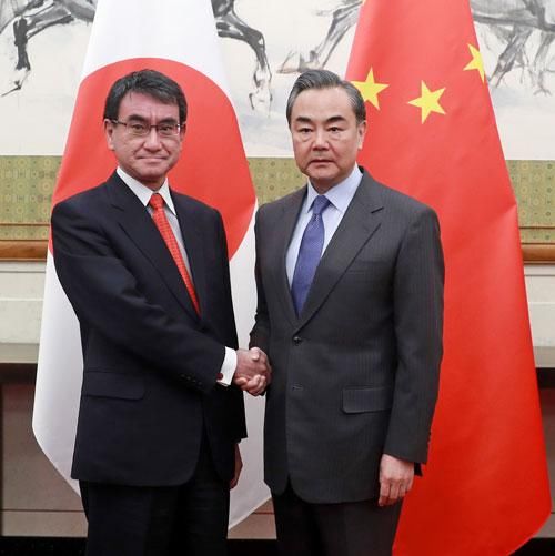 他非常棒！中国外交部长用才华“征服”了日本外相