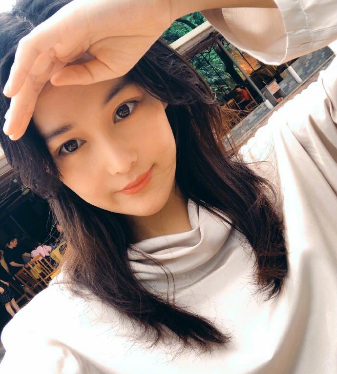 张馨予低调产子后首晒自拍,状态好似少女一样