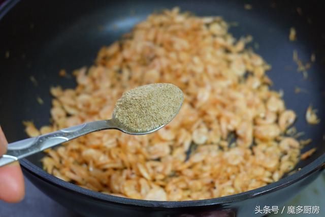 妈妈炒了盘椒盐磷虾，孩子们抢着吃，壳酥肉嫩好吃又营养！