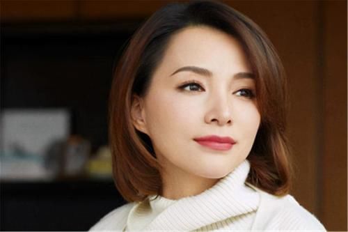 央视主持马凡舒，走秀时泳裤意外滑落淡定走完全程：谁爱看谁看！