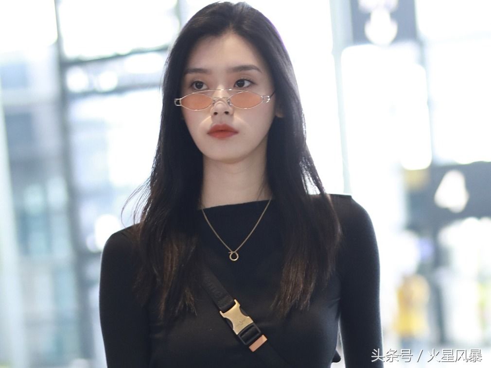 维密性感机场图性感美女动态图片邪恶大裸背惊艳1天使胸型完美大长腿图片