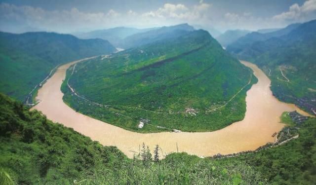 云南省人口第三多的地级市,位于三省交界处,有