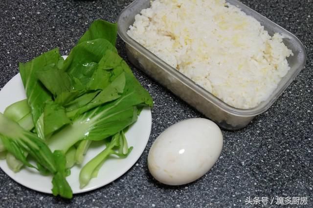 嫂子送的大鹅蛋，一个能顶仨鸡蛋，用来做蛋炒饭最棒了，营养美味