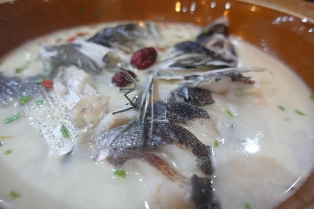 在千岛湖吃6斤鱼头才花168元，网友说我吃的是“过水鱼”，真的吗