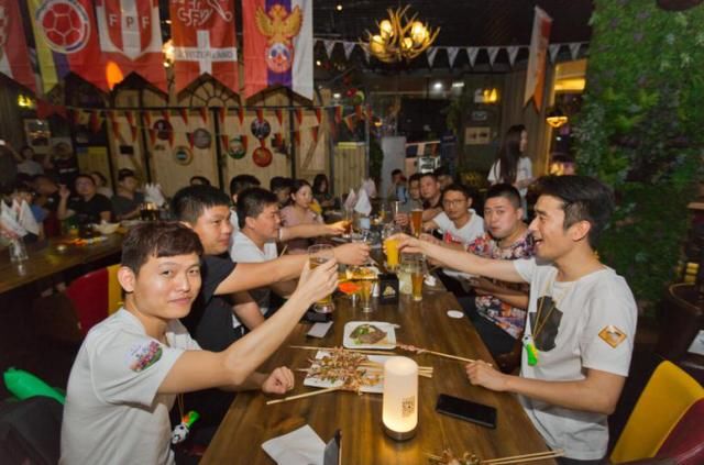 喝啤酒吃烧烤侃球赛,2018北京汽车燃情世界杯