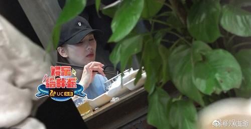 不会用筷子的6个明星,刘诗诗翘手,张艺兴拳头握筷,赵丽颖自然 不会用筷子的6个明星,刘诗诗翘手,张艺兴拳头握筷,赵丽颖自然