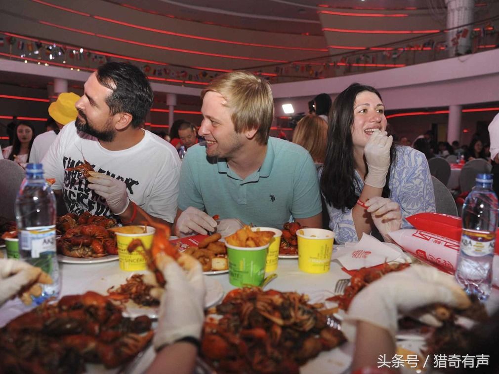 厉害了,中国10万只小龙虾出征俄罗斯,美女服务