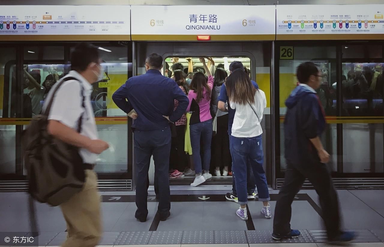 镜头下:北京地铁早高峰场景,挤地铁成必修课,你们愿意
