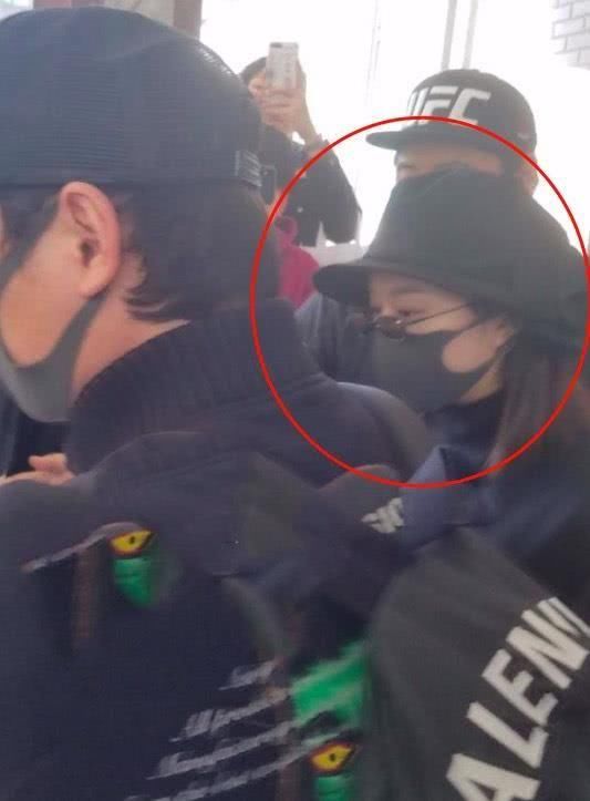 赵丽颖产后高调出院,和冯绍峰手牵手同行,宝宝