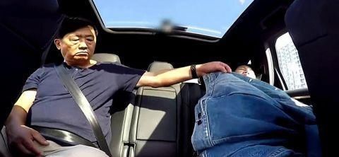 看到于可爱爸爸名字后大家都笑了,于晓光像极