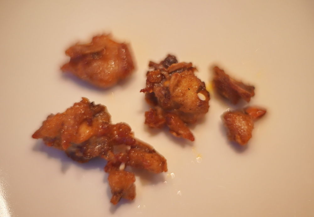 重庆品尝招牌辣子鸡，满盘辣椒找鸡如挖宝，五星级酒店怎么这么抠