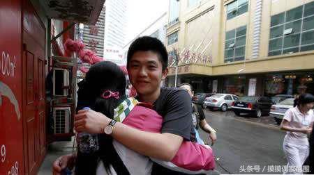 游客去到日本被当地美女一把抱住，导游说了句话，男子不吭声了