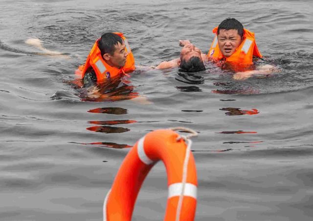 泰国游轮翻船，一个小圆筒却拯救了一船游客？