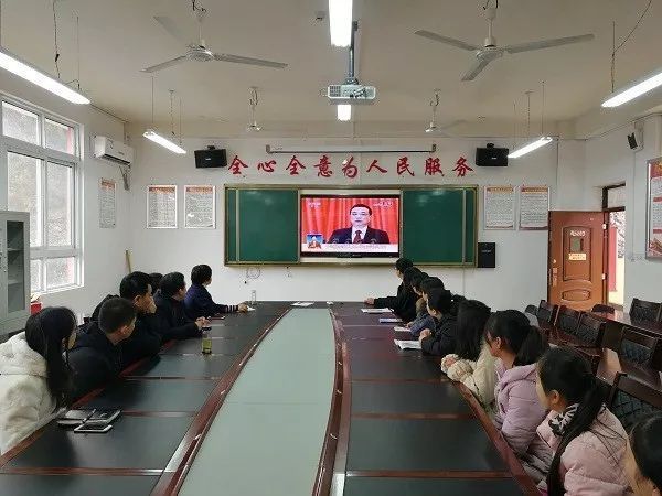 【聚焦两会】初等教育学院组织收看2019年全